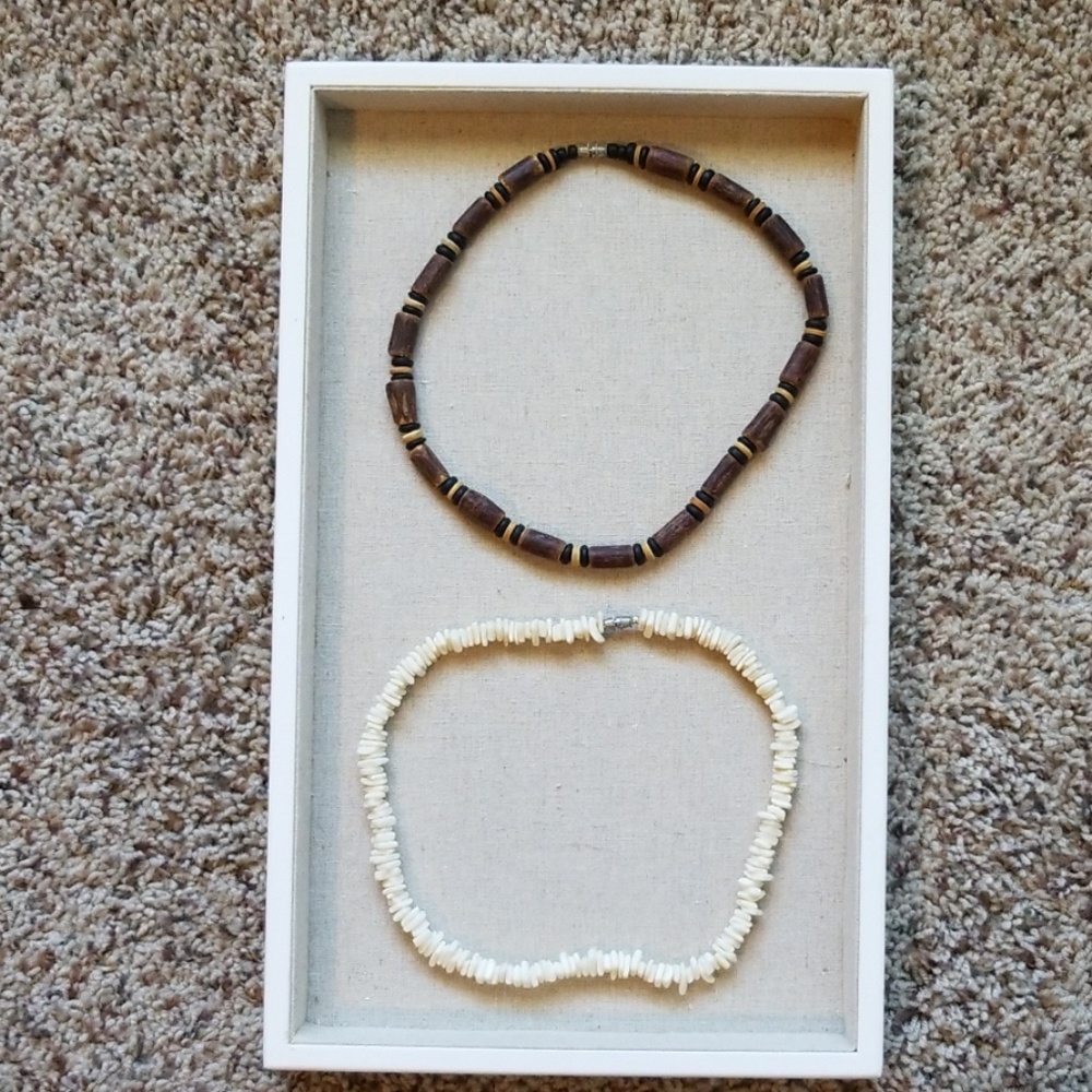 Lot of two necklaces